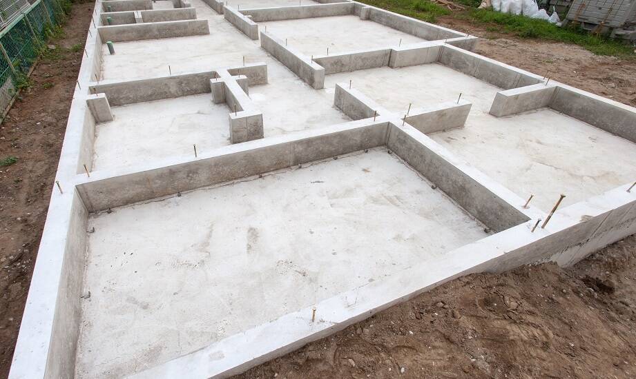 Prefabrykowane fundamenty jako podstawa dla ekologicznych domów na słupach