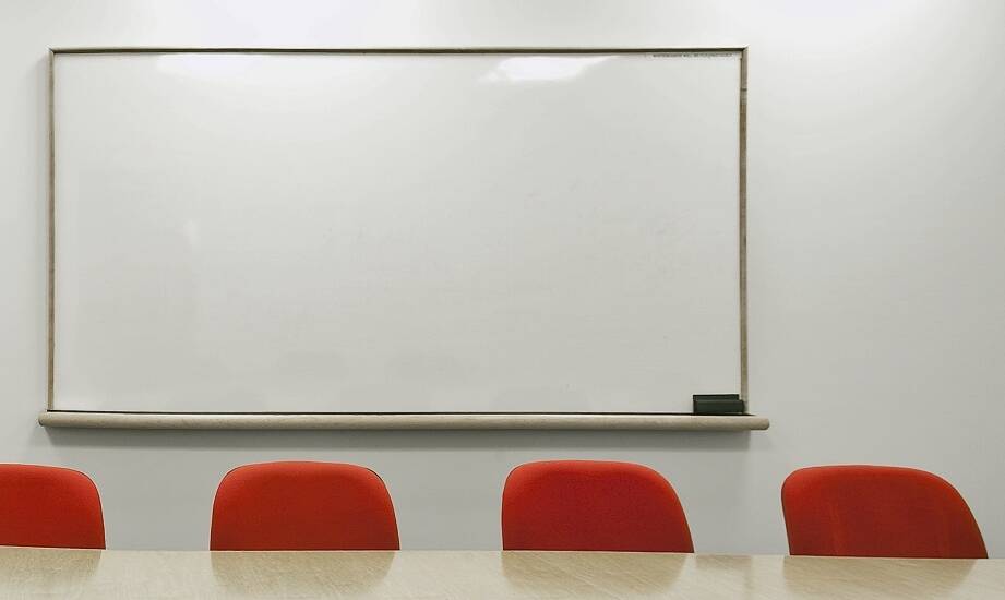 Jaką rolę odgrywają tablice suchościeralne w salach konferencyjnych w centrum Warszawy?