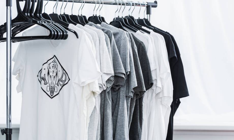 Jak tanie T-shirty outletowe wpływają na zróżnicowanie oferty sklepów?