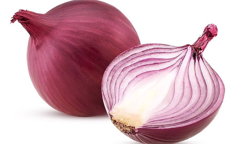 Cebula czerwona obrana w tradycyjnych daniach kuchni świata