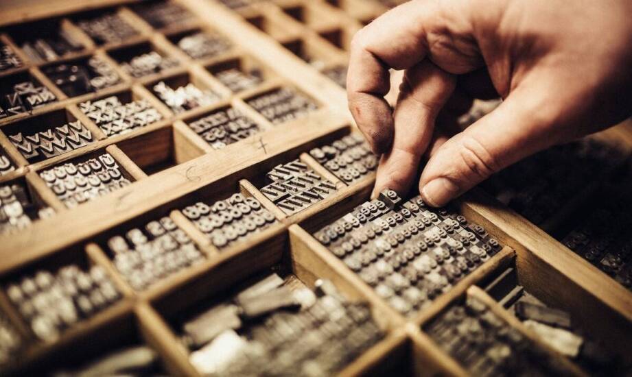 Publikacja nekrologów w lokalnej prasie – jak może pomóc zakład pogrzebowy?