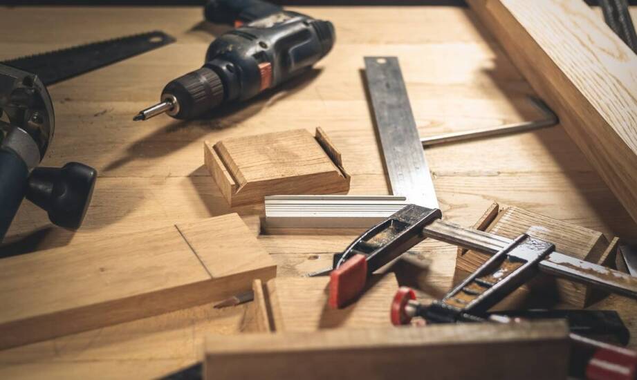 Różnorodność okuć ciesielskich w ofercie dla różnych potrzeb budowlanych