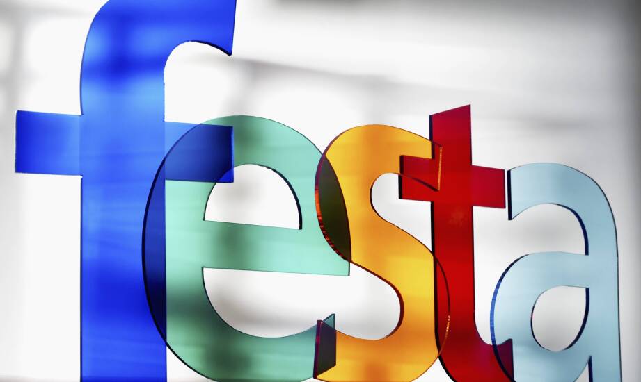 Jak trwałe klejenie plexiglasu wpływa na estetykę wyrobów reklamowych