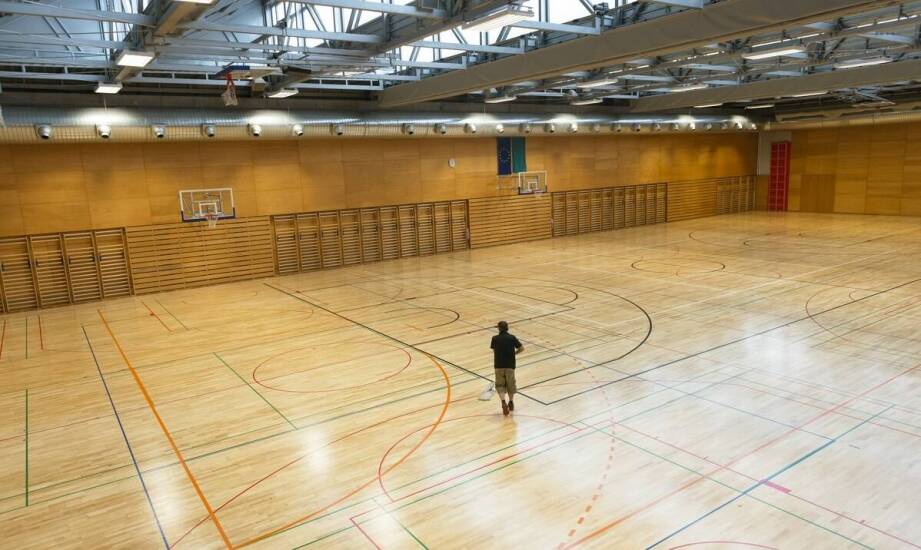 Kurtyny dymowe rolowane – efektywne rozwiązanie dla hal sportowych