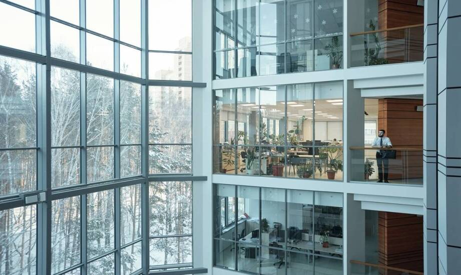 Bezpieczeństwo pożarowe w budynkach wielokondygnacyjnych dzięki kurtynom materiałowym