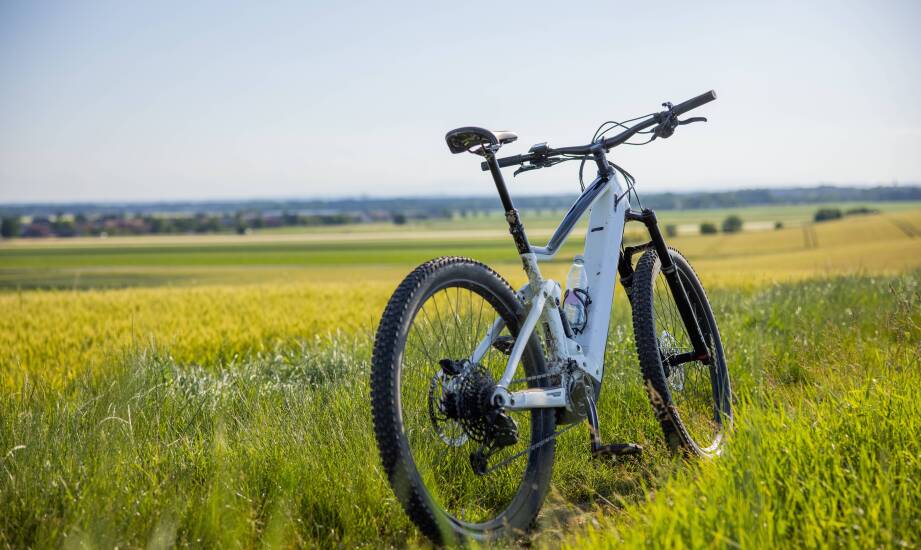 Możliwość montażu akumulatora rozszerzającego w rowerze trailowym: co warto wiedzieć