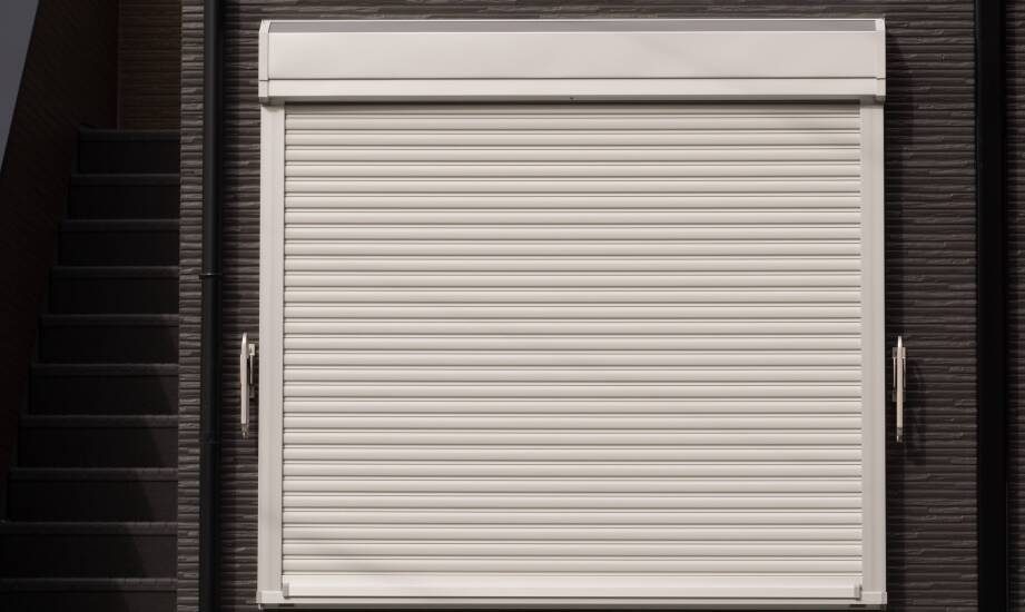 Kurtyny rolowane w kontekście norm i przepisów bezpieczeństwa pożarowego