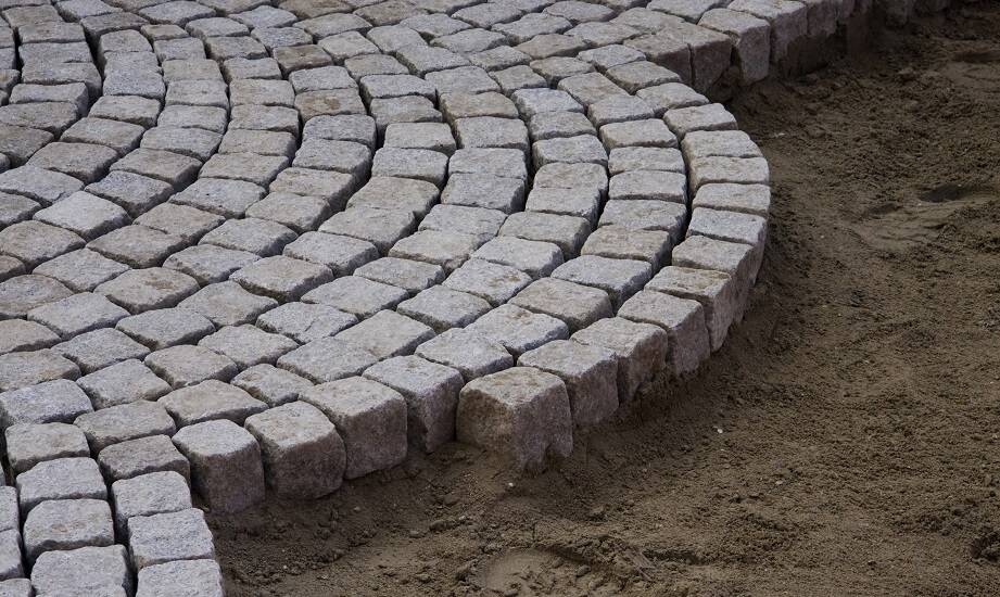 Jak granitowa kostka brukowa wpływa na prestiż i funkcjonalność przestrzeni?