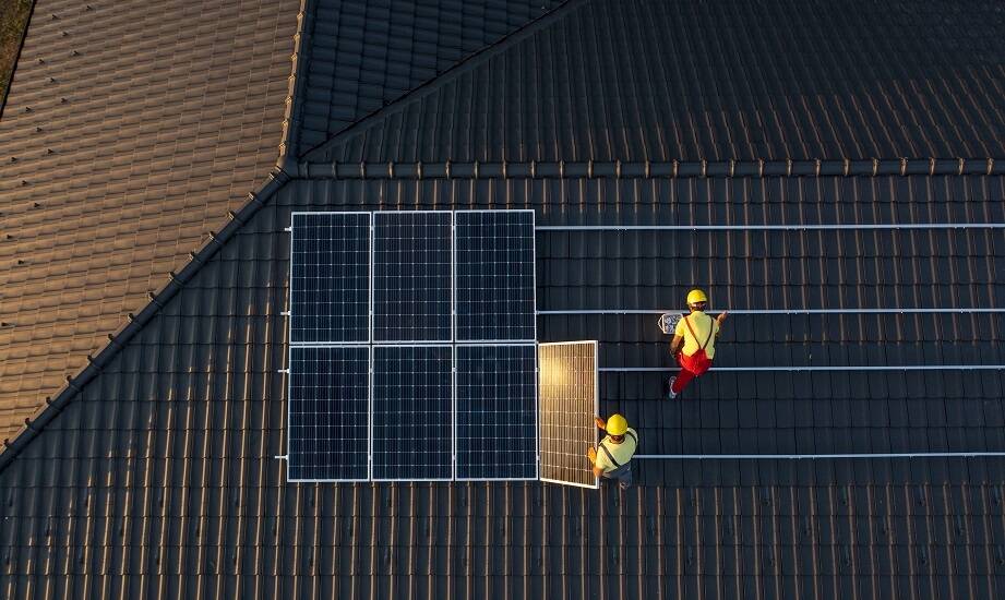 Jak przygotować się do montażu paneli słonecznych na dachu?