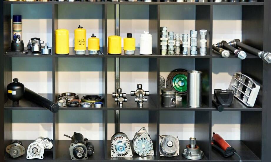 Oryginalne części zamienne vs zamienniki – co wybrać do naprawy wózków widłowych?