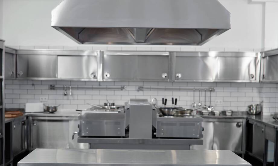 Jak gięcie blach wpływa na estetykę mebli gastronomicznych?