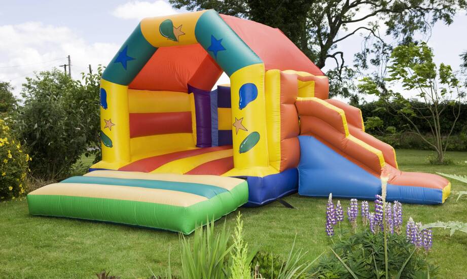 Zastosowanie dmuchanego zamku do skakania w organizacji festynów i pikników