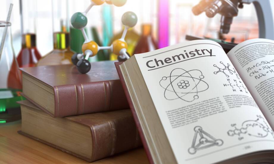 Zalety nauki chemii w małych grupach na kursach online