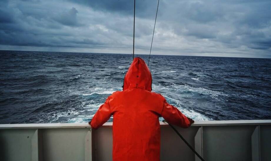 Jakie akcesoria do sztormiaków żeglarskich zwiększają komfort i bezpieczeństwo?