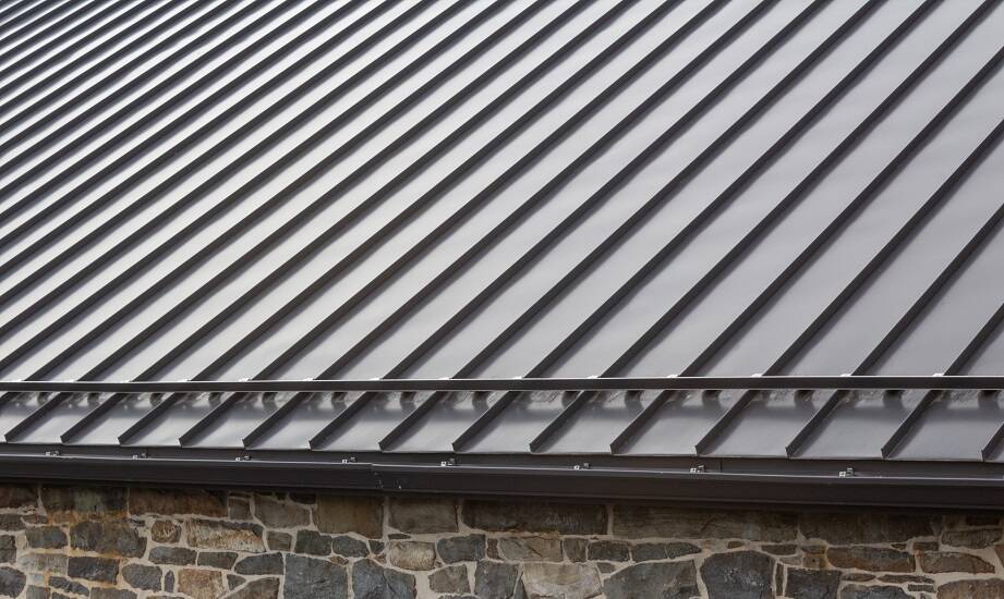 Jak blachodachówka modułowa wpływa na oszczędności w wycenie dachu?