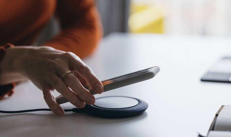 Ładowarki indukcyjne jako element inteligentnego domu – analiza trendów