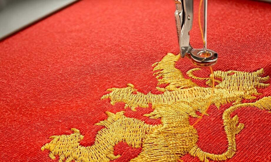 Jakie są etapy tworzenia haftowanych sztandarów od koncepcji do realizacji?