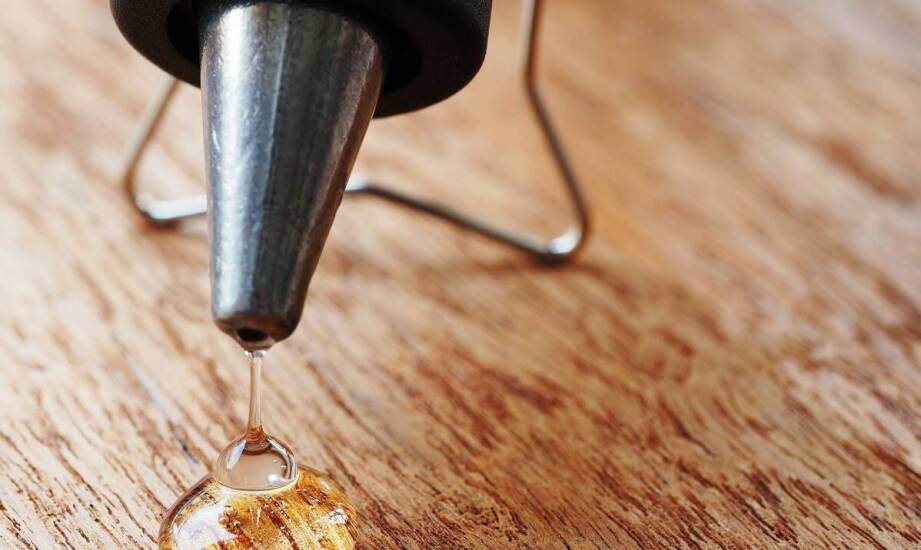 Jak wybrać odpowiednią prasę do klejenia drewna? Poradnik dla stolarzy i producentów mebli