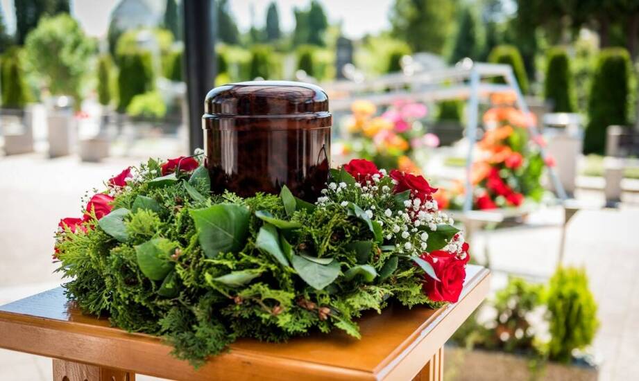 Znaczenie personalizacji urny w ceremonii pogrzebowej