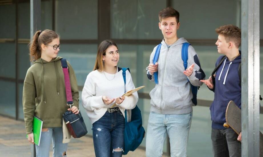 Wpływ wycieczek edukacyjnych na rozwój uczniów w niepublicznym liceum Katowice