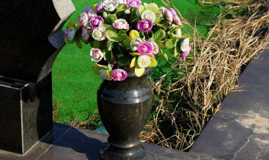 Cena wymiany kwiatów na grobie: jak wygląda oferta firm?