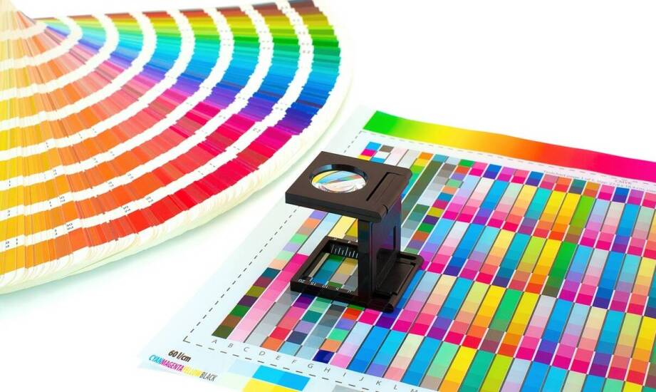 Drukarnia online a tradycyjna: jakie są różnice w ofercie etykiet i naklejek?