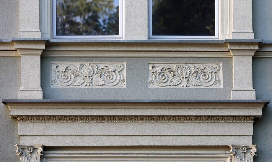 Sztukateria na elewacje domu: jak zwiększa odporność na warunki atmosferyczne?