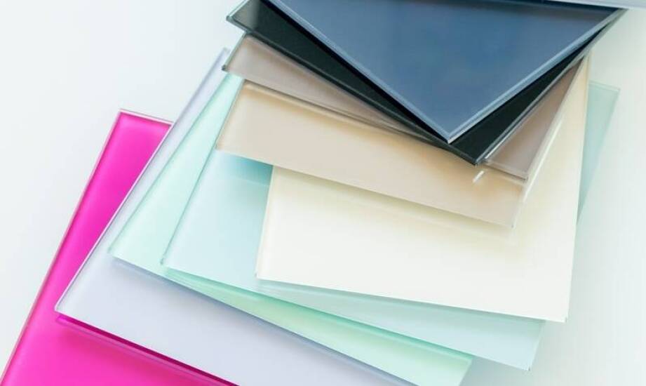 Porównanie poliwęglanu litego z innymi materiałami budowlanymi