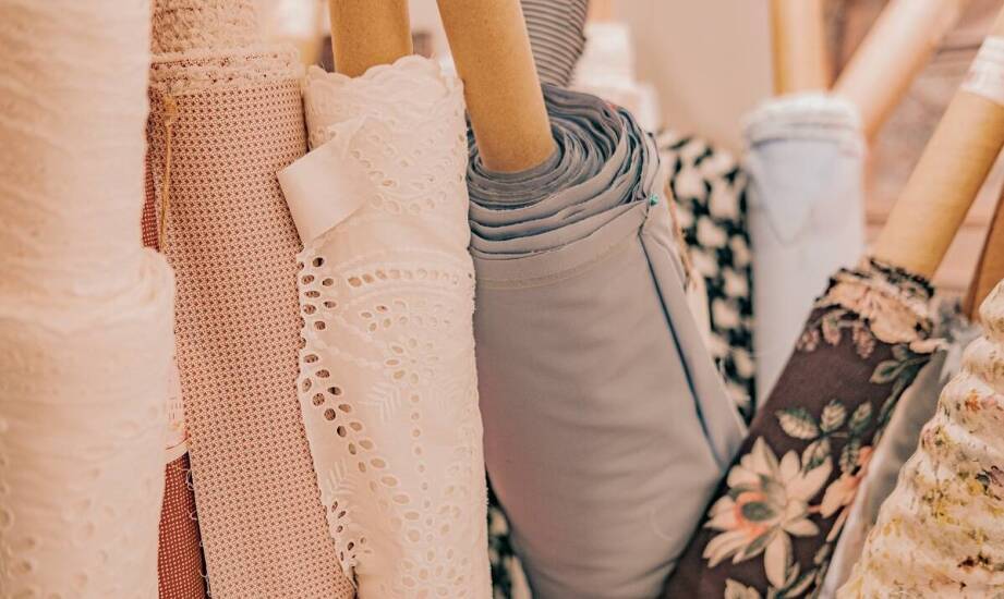 Tkaniny banerowe – różnorodność wzorów i kolorów dla unikalnych projektów