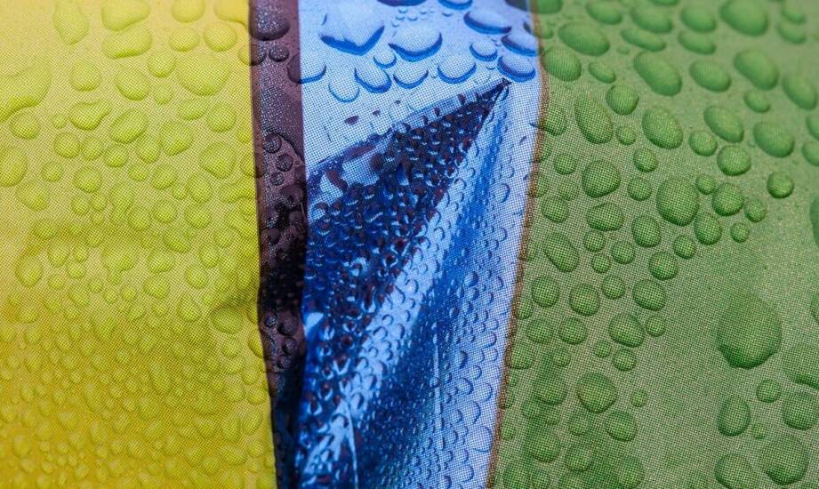 Zastosowanie tkanin plandekowych PCW w budownictwie i reklamie