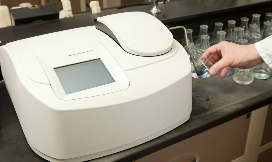 Jak spektrometry emisyjne wspierają kontrolę jakości w przemyśle chemicznym?