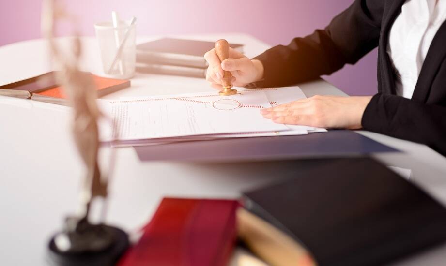 Jakie są korzyści z korzystania z usług notariusza przy umowach deweloperskich?