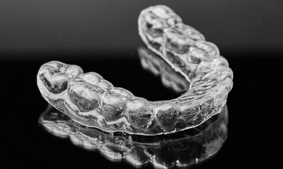 Komfort noszenia aparatów niewidocznych – co warto wiedzieć?