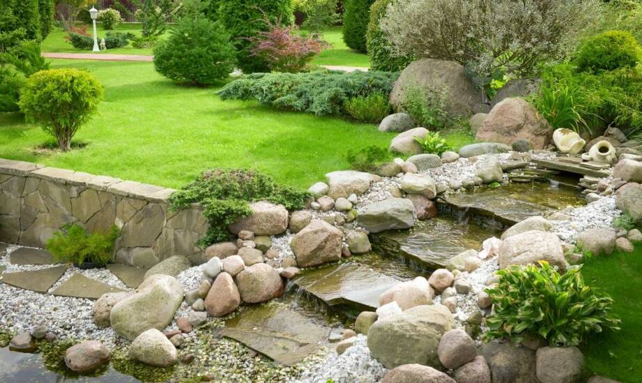 Fontanna do stawu jako element dekoracyjny w przestrzeni prywatnej