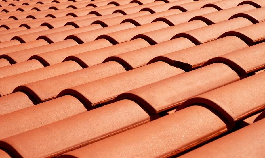 Dachówki cementowe kontra ceramiczne: porównanie trwałości i estetyki