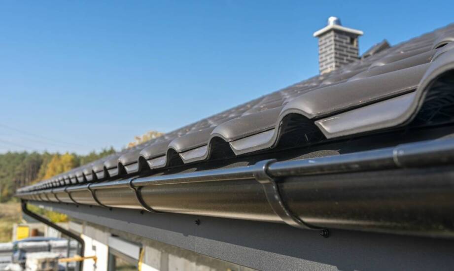 Dachówka ceramiczna a kompatybilność z systemami rynnowymi