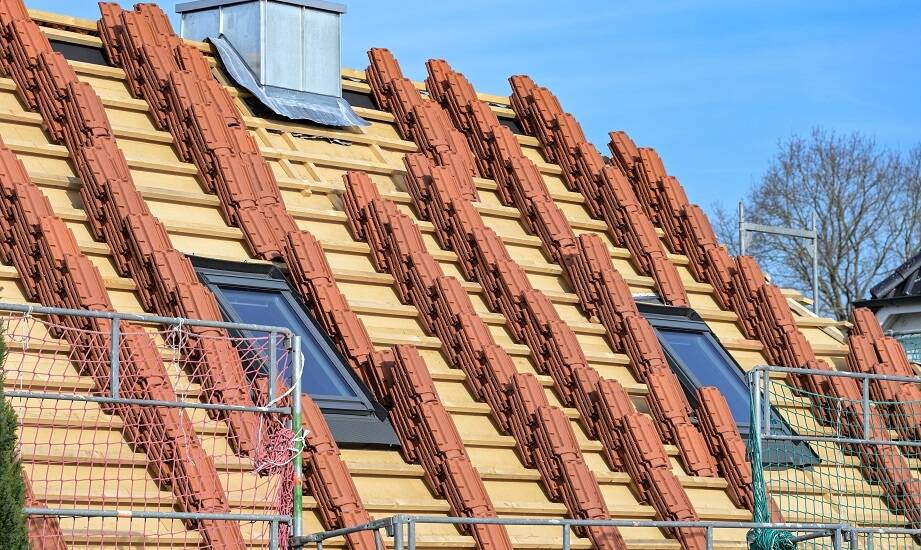 Jak dobrać odpowiednie materiały do specyfiki miejskiej zabudowy przy remoncie dachu?