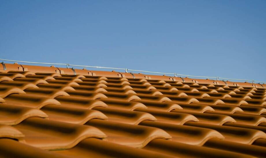 Zalety stosowania dachówki ceramicznej w klimacie umiarkowanym