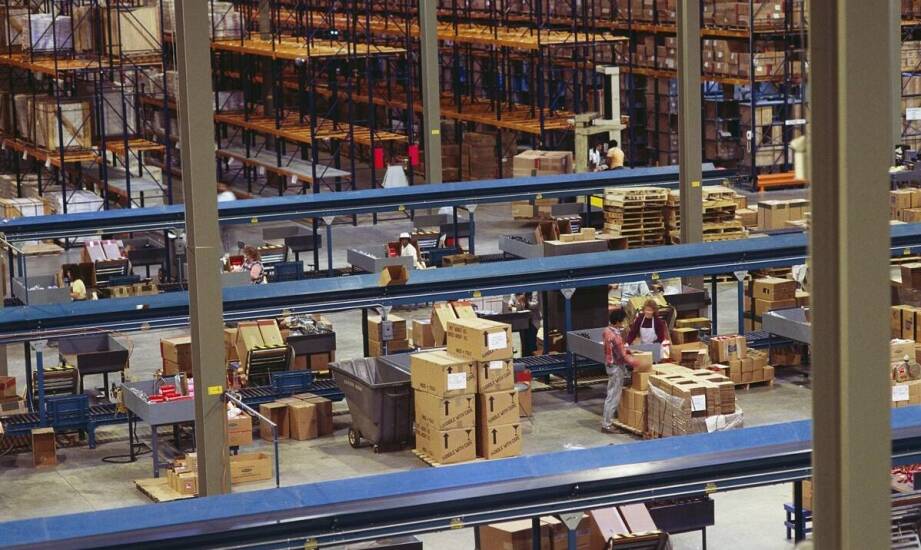 Wpływ innowacyjnych rozwiązań w przenośnikach taśmowych na logistykę magazynową