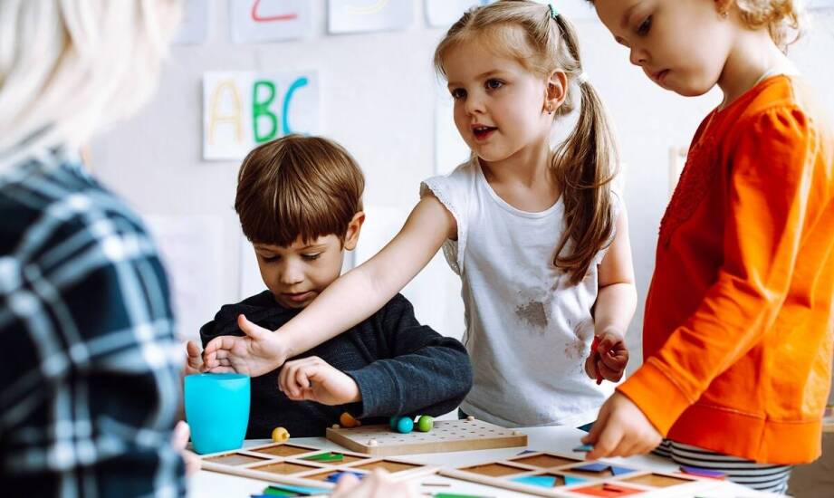 Jak małe grupy zajęciowe wspierają indywidualny rozwój dzieci?