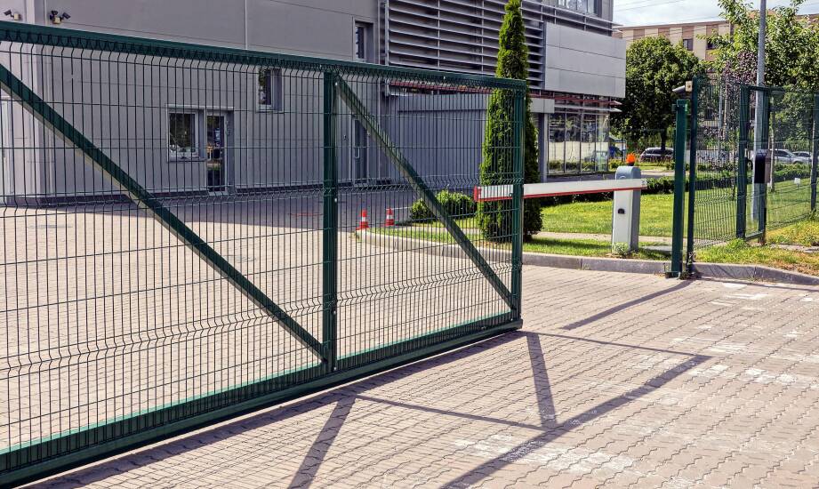 Personalizacja i design przesuwnych bram przeciwpożarowych: co warto rozważyć?