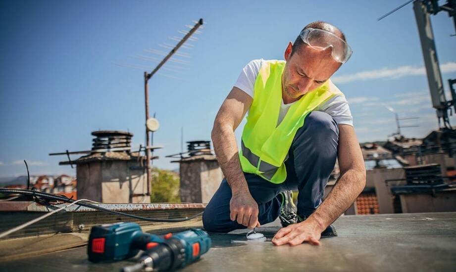 Jak szkolenie dekarzy wpływa na rozwój zawodowy i umiejętności praktyczne?