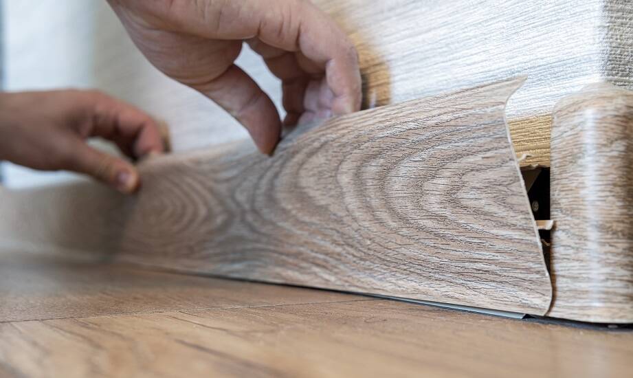 Listwy przypodłogowe a akustyka pomieszczenia