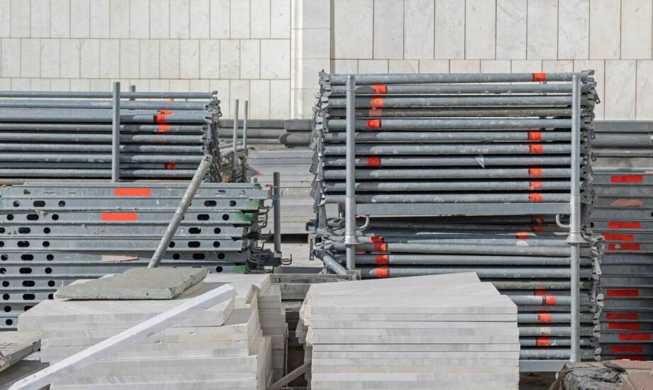 Jak transport rusztowań aluminiowych wpływa na logistykę budowy?