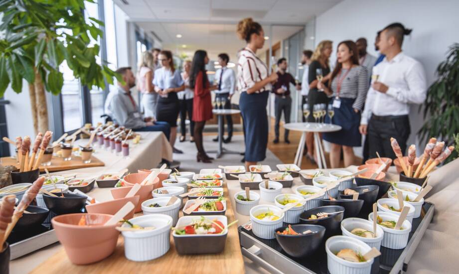 Organizacja przyjęcia firmowego z cateringiem: Kluczowe elementy sukcesu