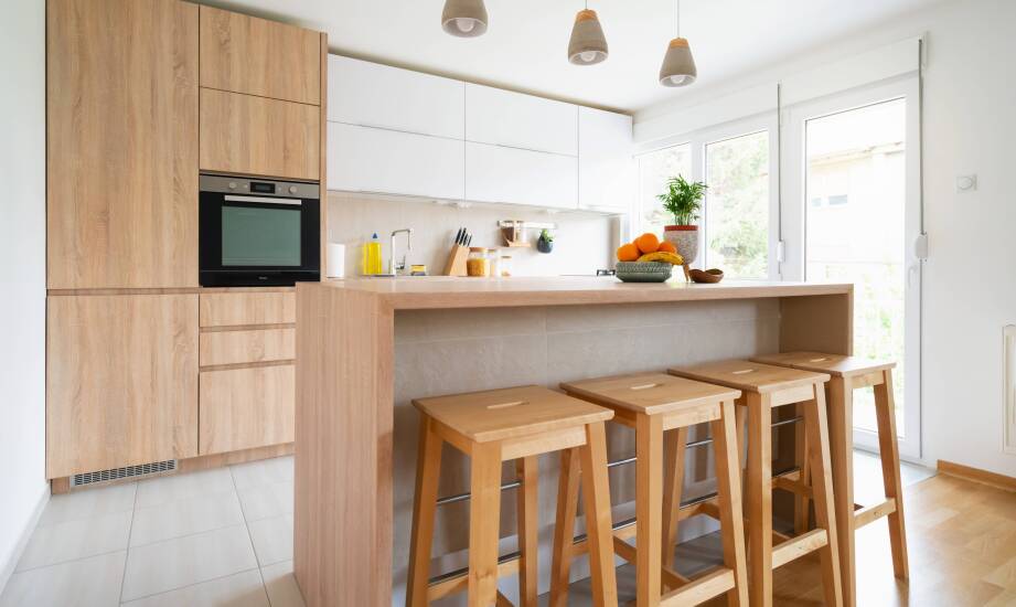 Drewno sosnowe kontra bukowe - co wybrać na kuchenne taborety?