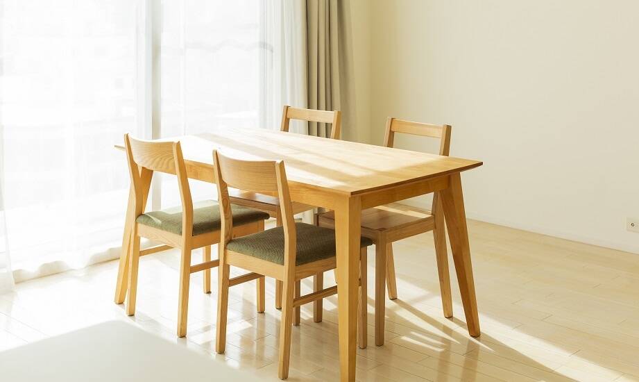 Jak wybrać kolor i wykończenie stołu drewnianego do Twojego wnętrza?