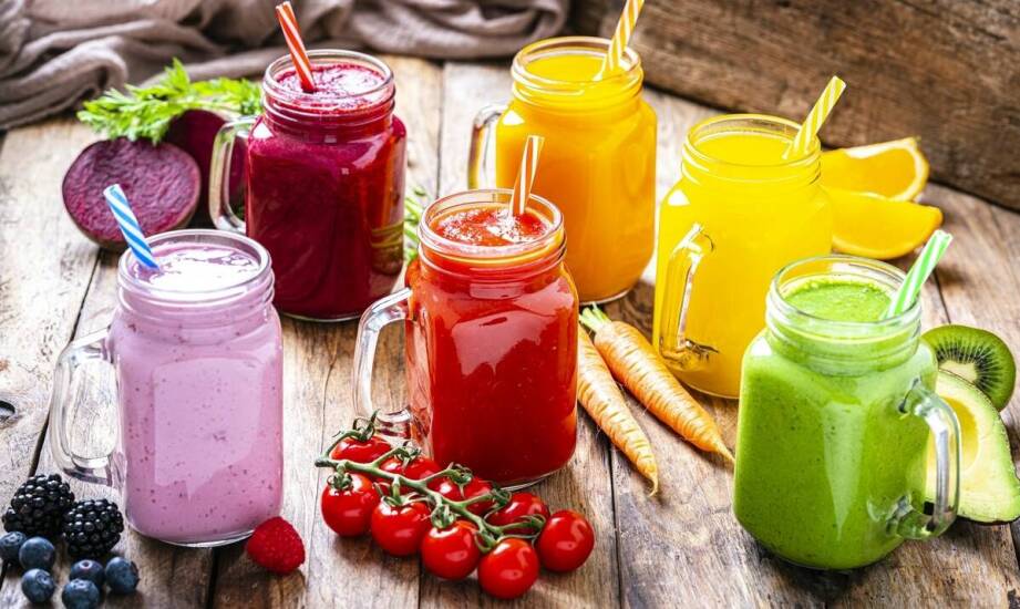 Jak dobrać odpowiednie kubki i mieszadełka do napojów dla swojego lokalu?