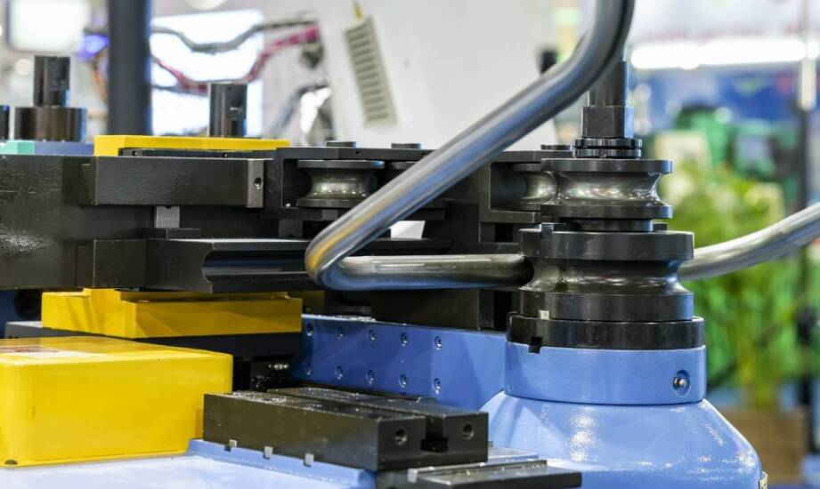 Rola gięcia blach w tworzeniu złożonych konstrukcji reklamowych