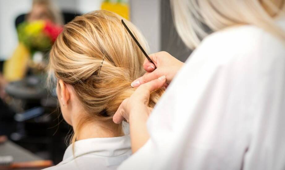 Jak dobry fryzjer tworzy idealne fryzury ślubne i okolicznościowe?